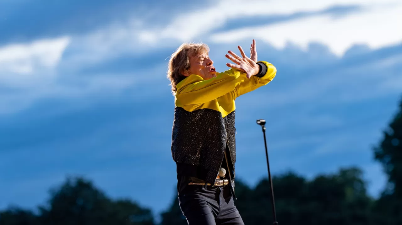 Mick Jagger in a yellow and black jacket performing at Hyde Park in 2022