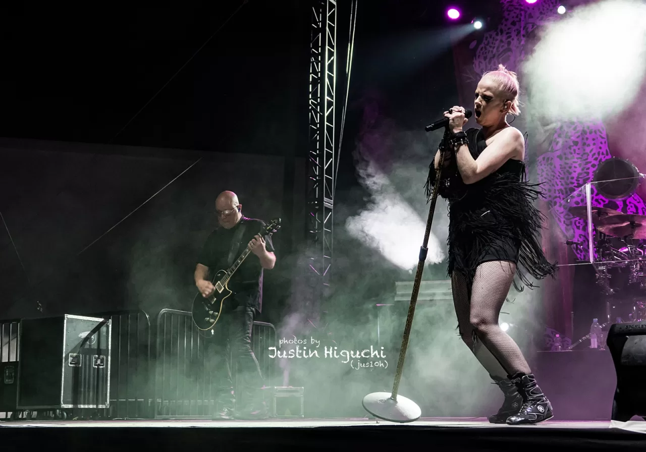 Shirley Manson singing with Garbage at Hollywood Forever in 2016