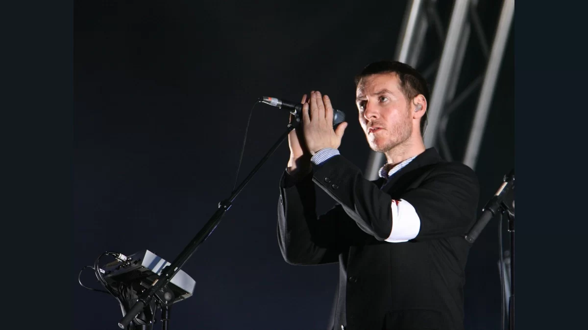 Robert Del Naja singing into a microphone at a Barcelona concert in 2007