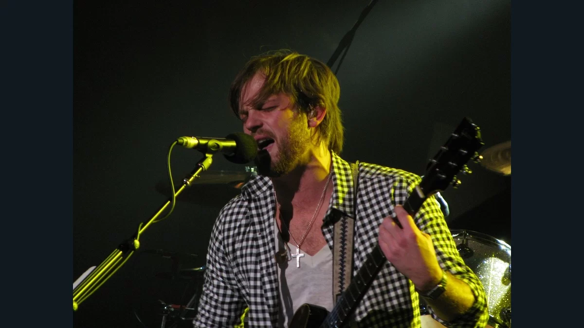 Caleb Followill singing and playing guitar with Kings of Leon in Ottawa in 2009