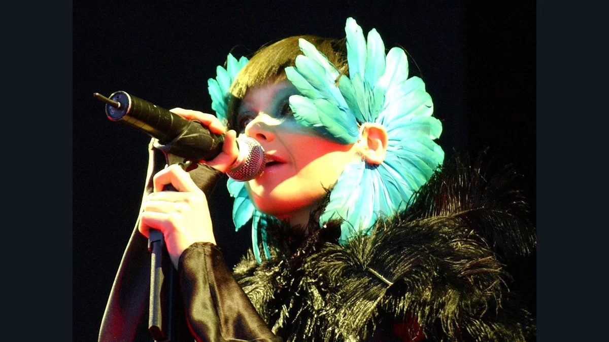Björk singing at Hurricane Festival in 2003 with a feathered headdress